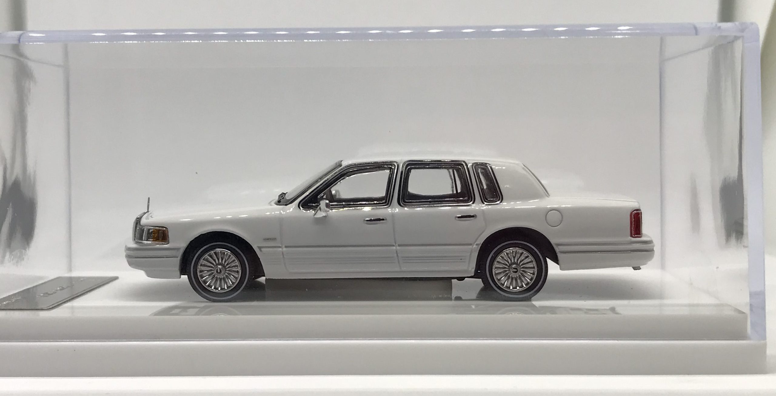 1993 Lincoln Town car – White – 1/64th Diecast – Top Gear Australia
