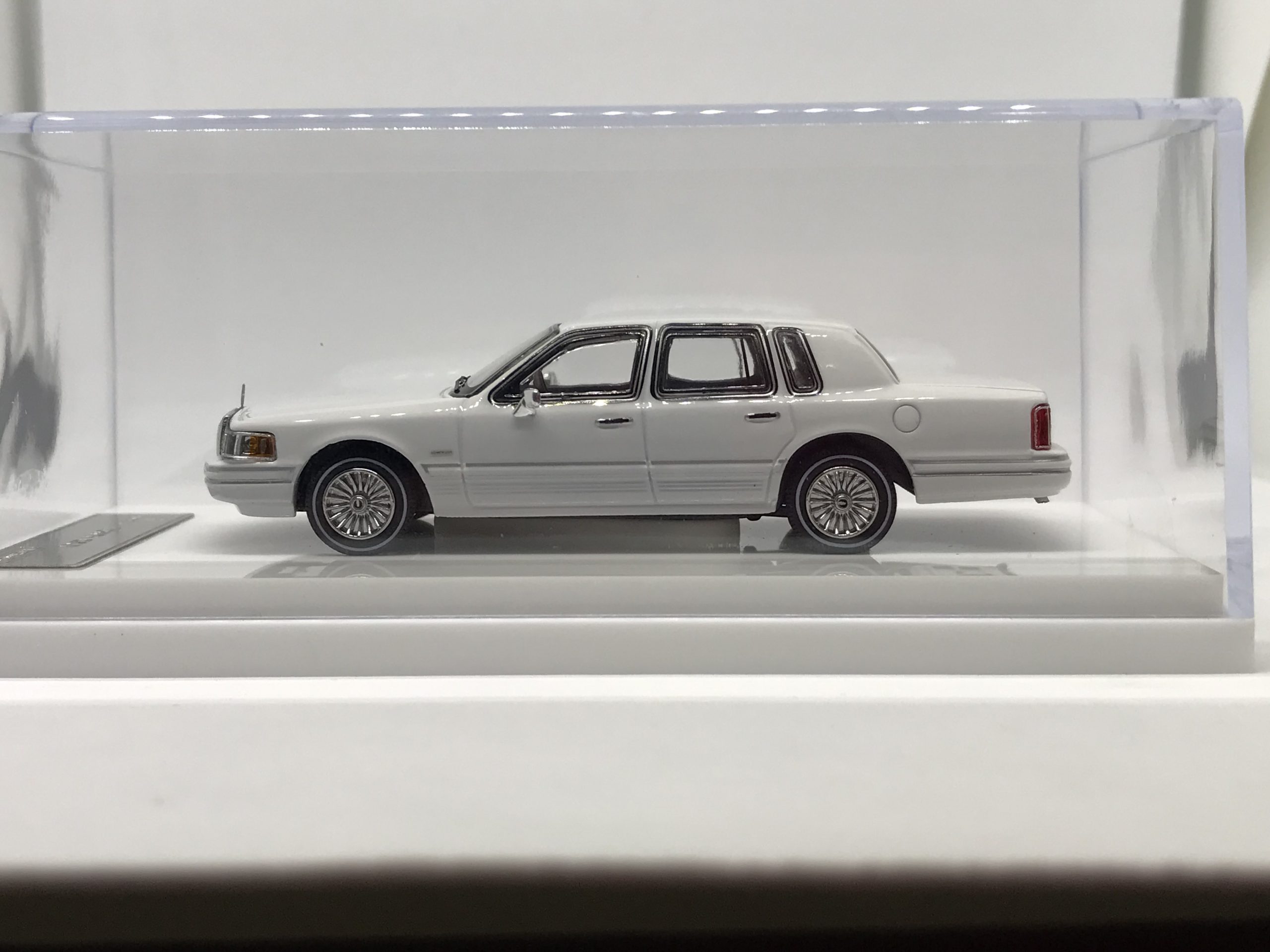 1993 Lincoln Town Car – White – 1/64th Diecast